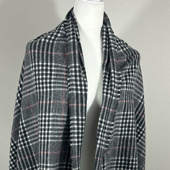 HOLLISTER Plaid Gray & Pink Body Scarf with Fringe - Picture 3 of 6